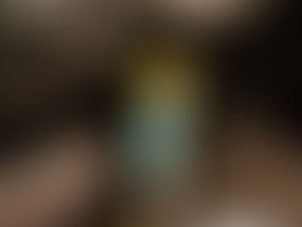 Limpador dedicado para alcântara posicionado acima do banco do carro, destacando o produto específico para limpeza segura e eficaz do revestimento automotivo.