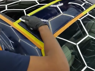 Aplicação do SkyGloss Fusion no teto do carro, mostrando o detalhe do meio a meio com brilho intensificado e resultado de estética automotiva.