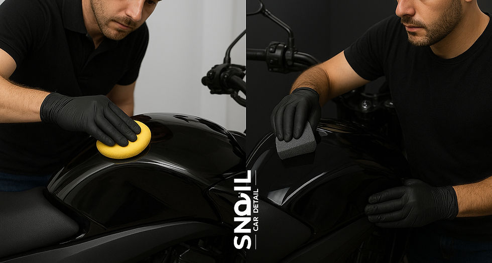 Profissional aplicando cera com espuma amarela em moto preta de um lado e outro aplicando vitrificador com bloco aplicador cinza do outro, em estúdio de estética automotiva bem iluminado.