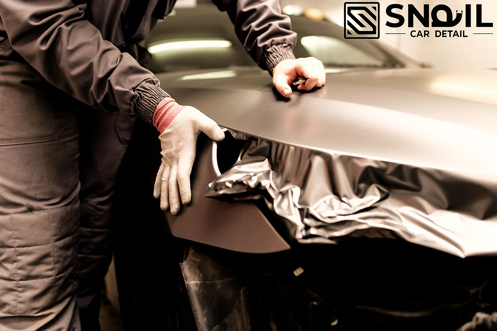 Detailer aplica filme fosco no capô de um carro preto; mãos com luvas, logo Snail CAR DETAIL no canto superior direito.