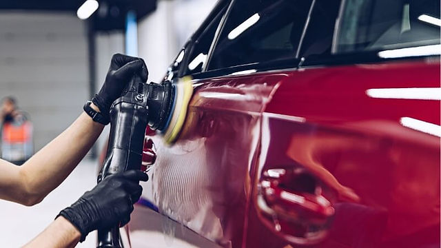 Processo de polimento automotivo sendo realizado em um carro vermelho