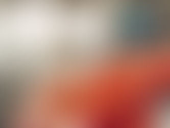 Aplicação de película PPF em capô de carro vermelho em Curitiba, protegendo a pintura contra riscos e impactos na BIRDS Estética Automotiva.