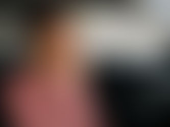 Pessoa dentro do carro cobrindo o nariz com expressão de incômodo, percebendo cheiro de mofo e ambiente com odor desagradável no interior do veículo