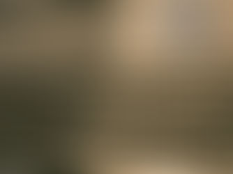 Uma peça plástica automotiva com metade protegida com CR Películas e outra metade sem proteção