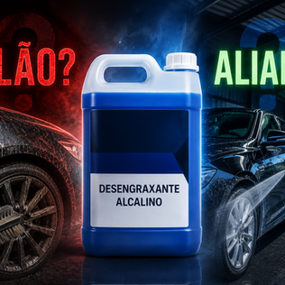 Ao meio uma embalagem de um desengraxante alcalino, ao lado aparece os textos: Vilão ou Aliado?