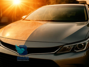 Carro exposto ao sol intenso, com efeitos de fumaça saindo do capô devido ao calor, ilustrando o impacto do sol na pintura do veículo