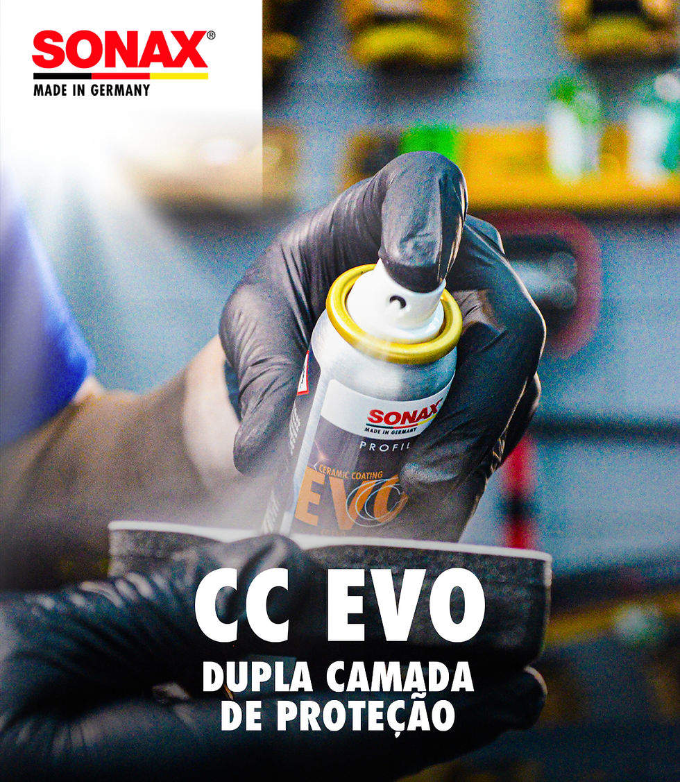 Aplicando o BaseCoat do SONAX CC EVO com aplicador de espuma, garantindo cobertura uniforme e máxima proteção da pintura do carro.