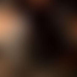 profissional aplicando proteção cerâmica ideal para PPF no capô de um carro em ambiente automotivo bem iluminado, destacando o cuidado e acabamento premium da pintura