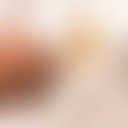 Camisa branca com manchas aparentes ocasionado por alimento ou liquido