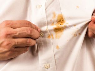 Camisa branca com manchas aparentes ocasionado por alimento ou liquido