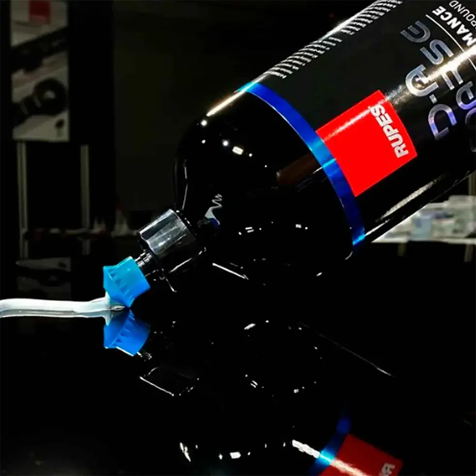 Profissional aplicando diretamente na pintura automotiva o composto polidor Rupes D-A Coarse, etapa de corte com politriz para correção de riscos e imperfeições