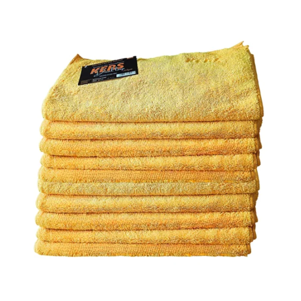 Toalha de microfibra amarela multiuso de tamanho médio, com bordas costuradas macias, ideal para aplicação de produtos ou limpeza de interiores automotivos.
