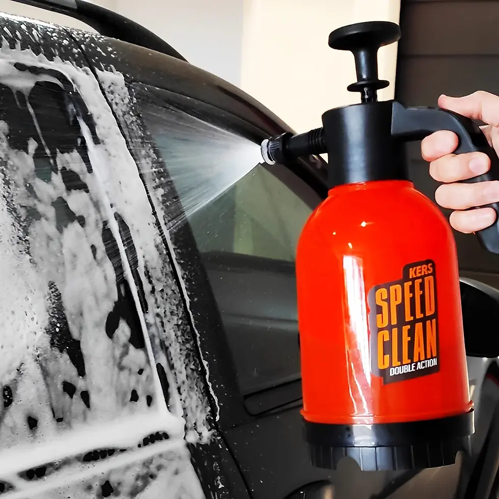 Pulverizador Kers Speed Clean 3 em 1 em ação, aplicando produto no carro e gerando espuma densa durante procedimento de lavagem automotiva