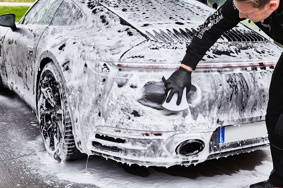 Um carro sendo lavado com shampoo e bastante espuma
