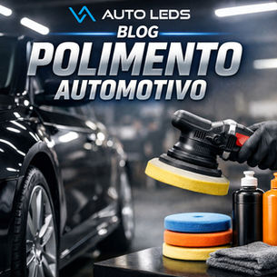 Profissional realizando polimento automotivo em carro preto com politriz e produtos de detalhamento