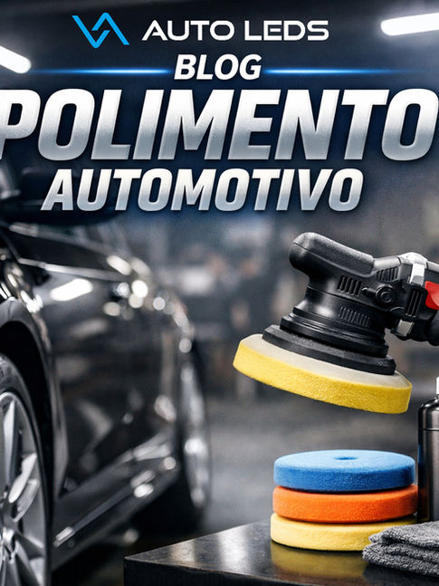 Profissional realizando polimento automotivo em carro preto com politriz e produtos de detalhamento