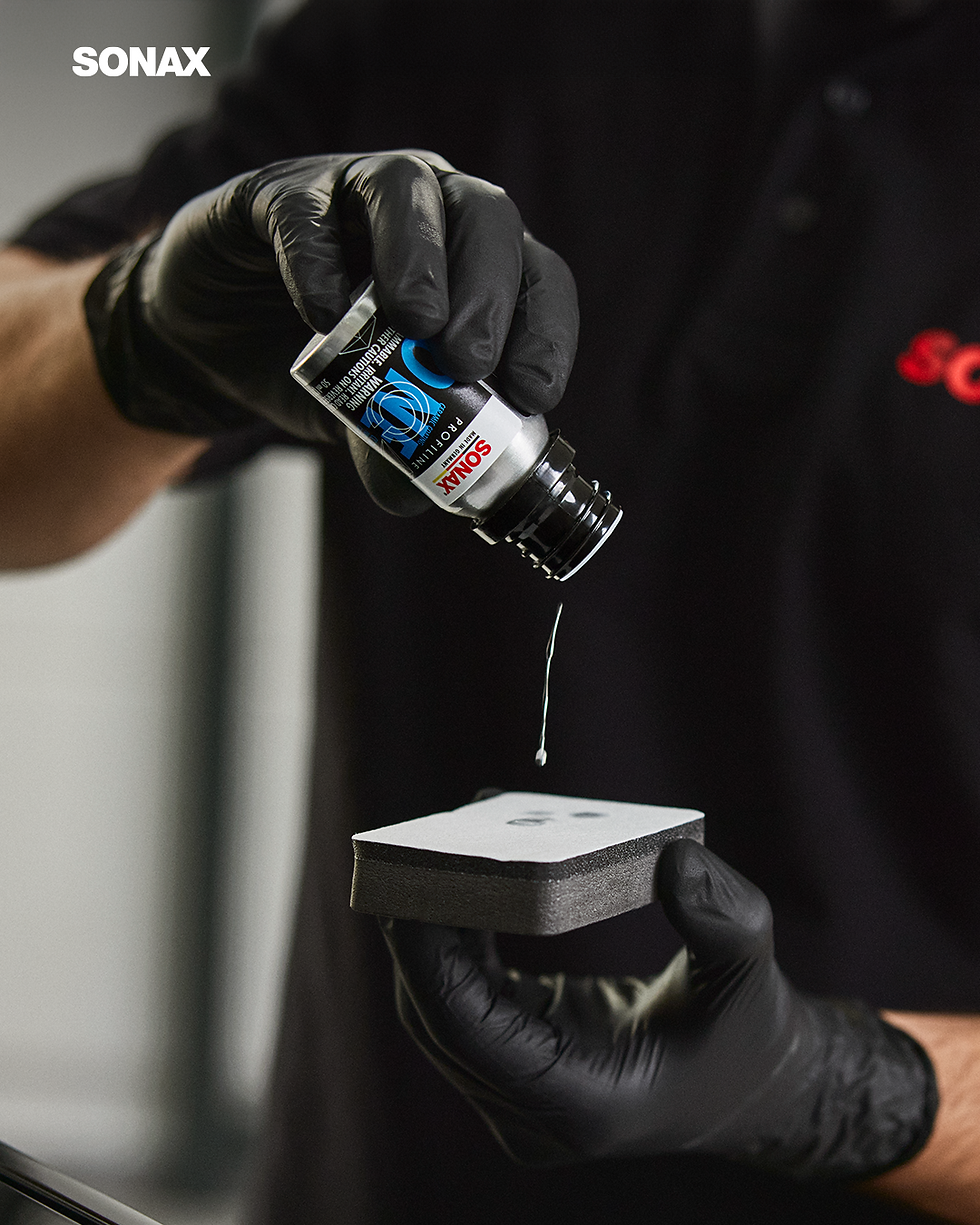 Aplicando na esponja o produto SONAX PROFILINE Ceramic Coating CC One