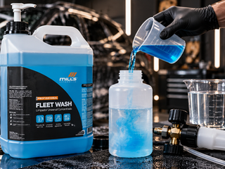 Luva preta despeja líquido azul em frasco de limpeza; galão Fleet Wash ao lado, em oficina automotiva.