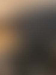 Lancha ancorada ao pôr do sol com foco no bimini top cinza escuro. O tecido apresenta gotas de água formando esferas bem definidas, destacando o efeito hidrorrepelente. O fundo mostra uma marina desfocada e a luz dourada do entardecer refletindo na água.