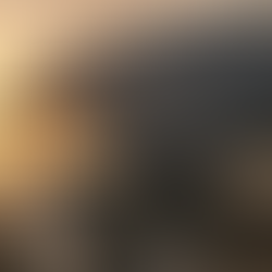 Lancha ancorada ao pôr do sol com foco no bimini top cinza escuro. O tecido apresenta gotas de água formando esferas bem definidas, destacando o efeito hidrorrepelente. O fundo mostra uma marina desfocada e a luz dourada do entardecer refletindo na água.