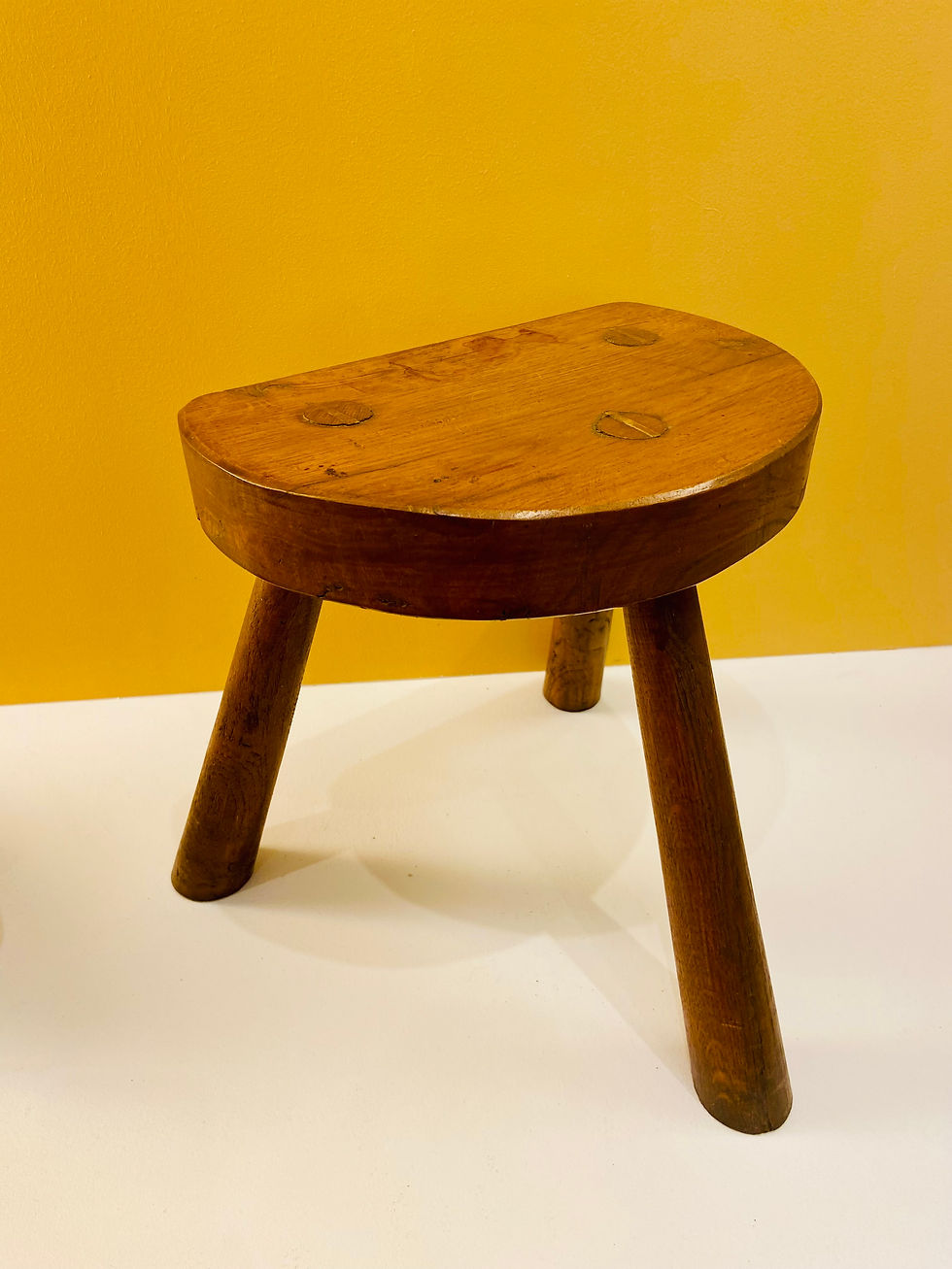 Tabouret tripode brutaliste en bois massif, assise demi-lune – H.36cm