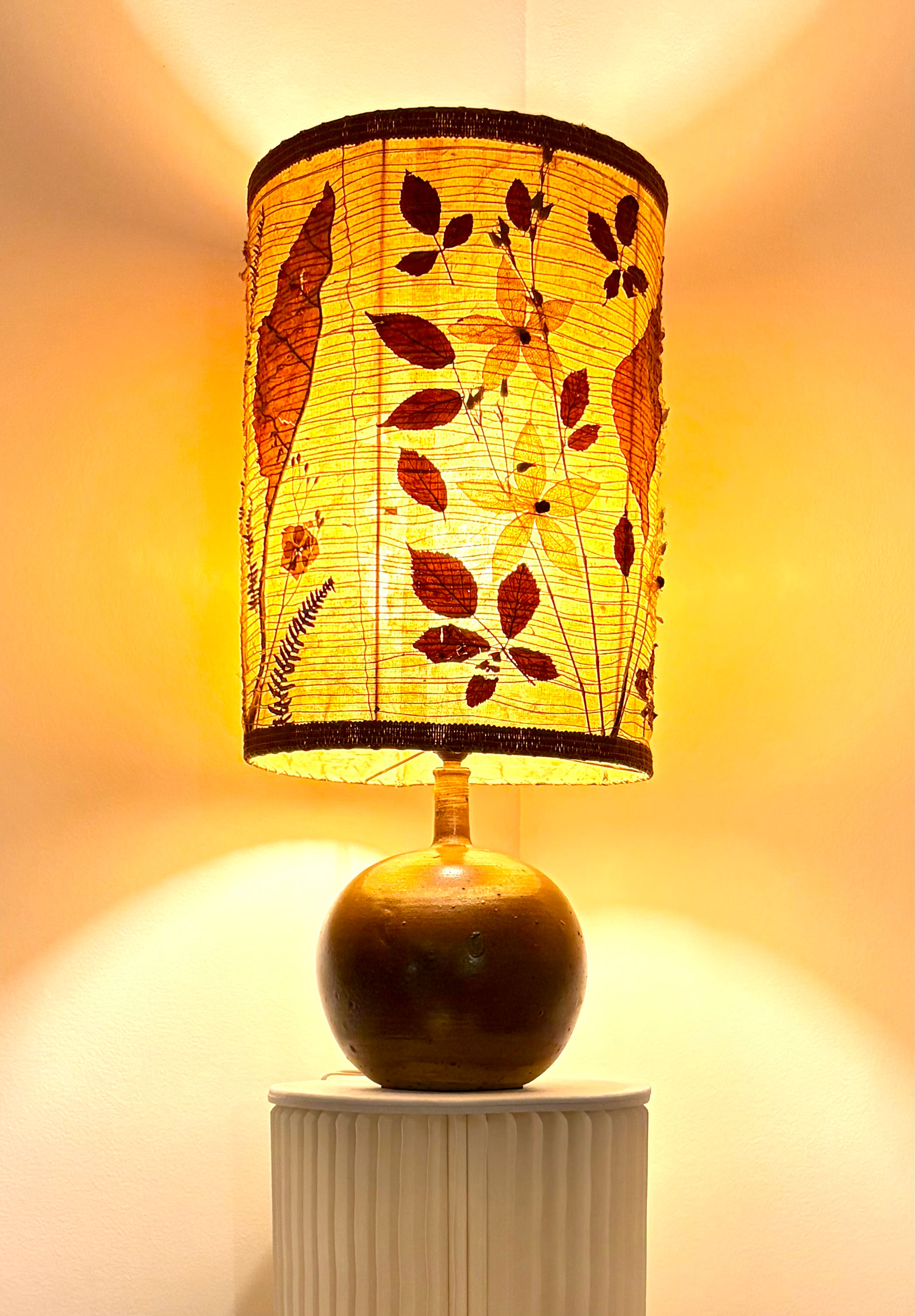 Lampe en grès signée Pierre Digan La Borne, vers 1970, abat-jour d’époque