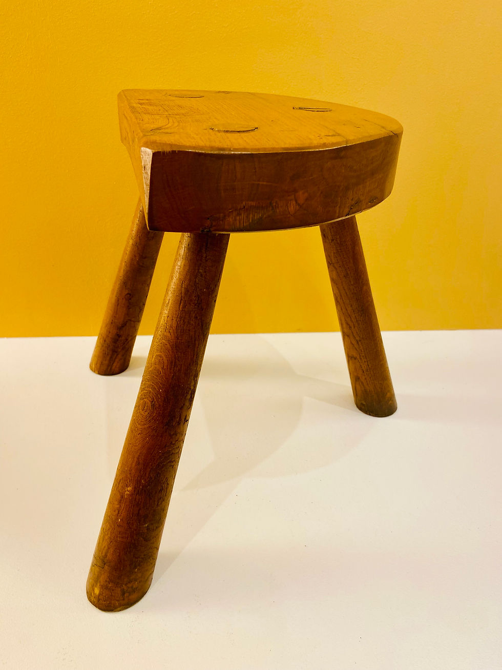 Miniature : Tabouret tripode brutaliste en bois massif, assise demi-lune – H.36cm