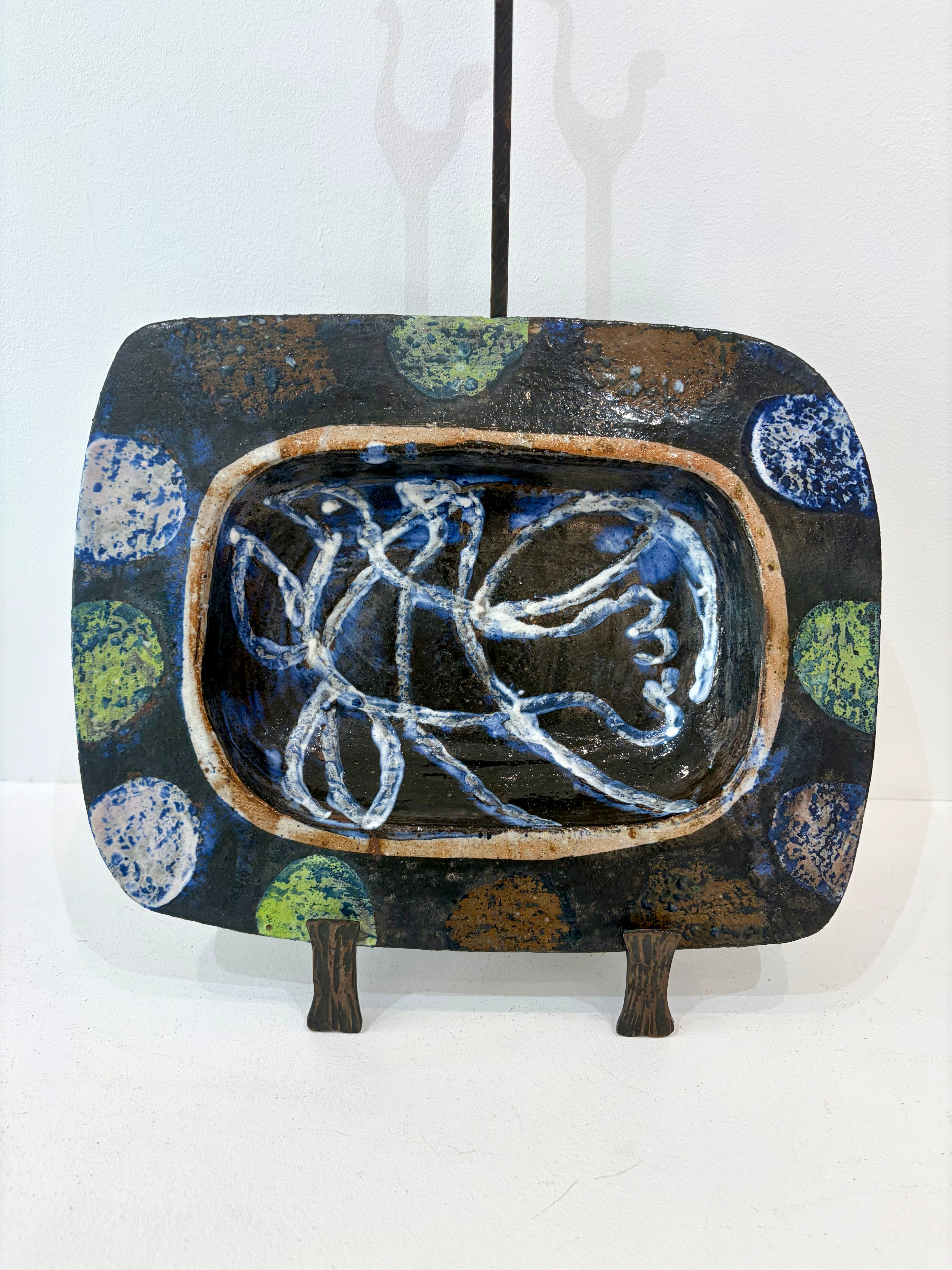 Michel Carlin (1935-2023) plat creux en céramique signé au décor d’oiseau