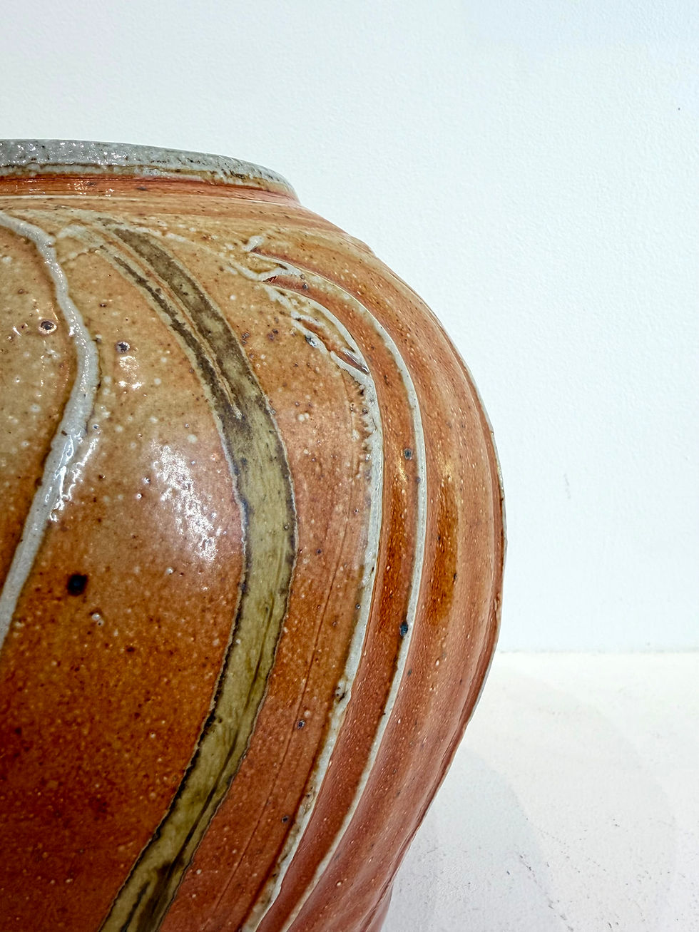 Miniature : Ruthanne Tudball vase grès émaillé soude quatre pieds céramique signée