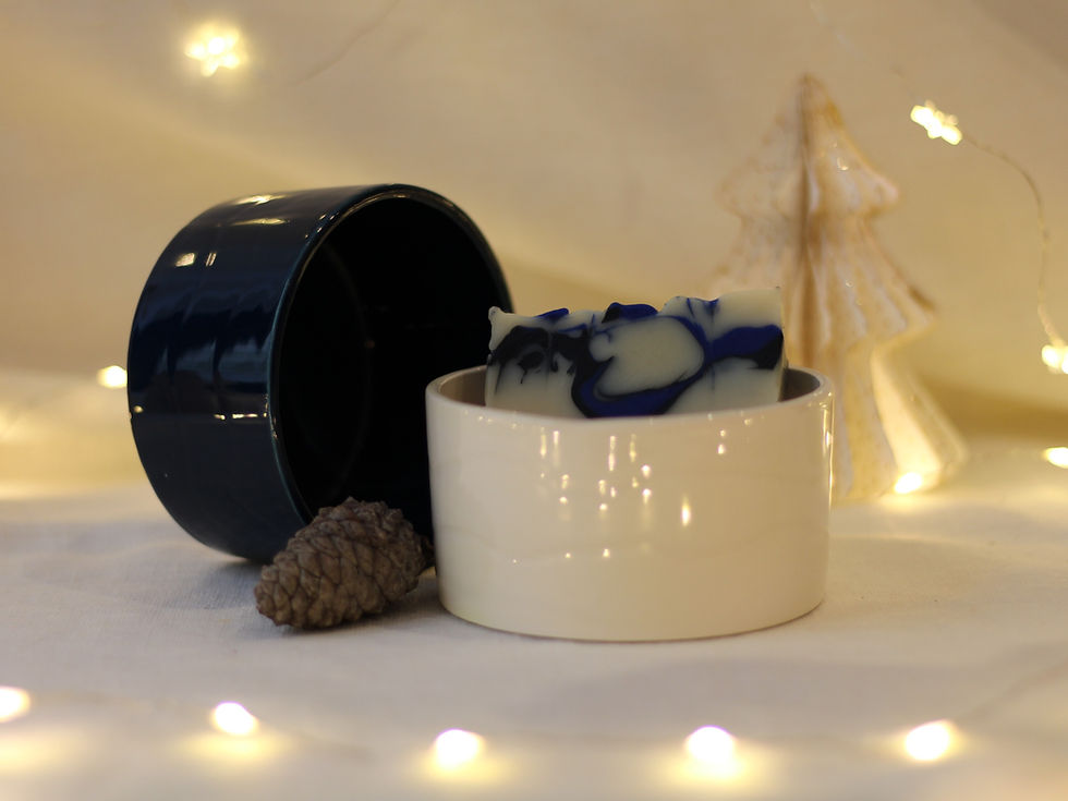 Pots de rasage en céramique Kairos Lab Menton bleu nuit et blanc, savon de rasage menthe poivrée