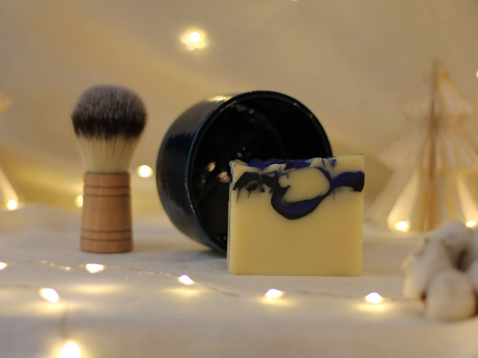 Coffret de rasage homme comprenant un bol en céramique, un savon de rasage et un blaireau de rasage