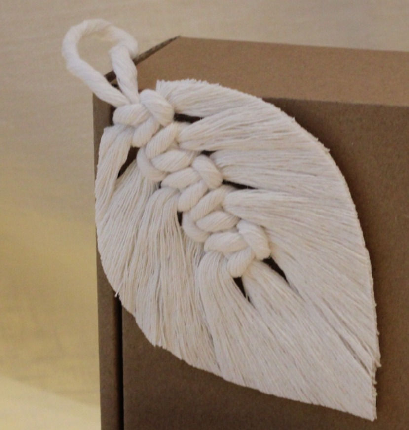 Feuille en macramé blanc réalisé à la main
