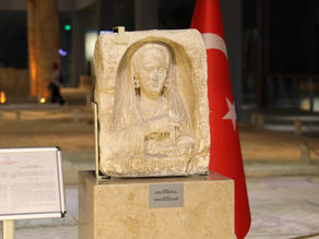 ZEUGMA KÖKENLİ MEZAR STELİ ARTIK AİT OLDUĞU TOPRAKLARDA