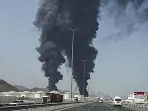 Ortadoğu'daki en büyük petrol depolama tesislerinden BAE'nin Füceyre limanı vuruldu