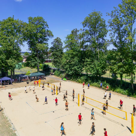 Beachvolleyball-Wochenende im Maxgarten bei Traumwetter