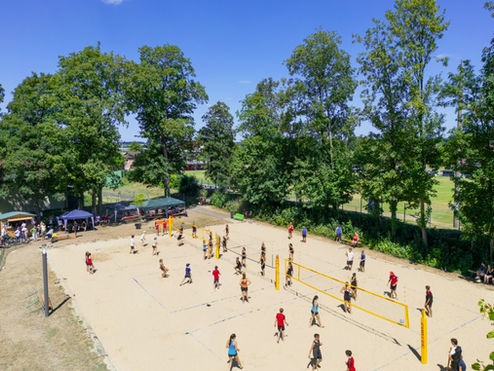 Beachvolleyball-Wochenende im Maxgarten bei Traumwetter