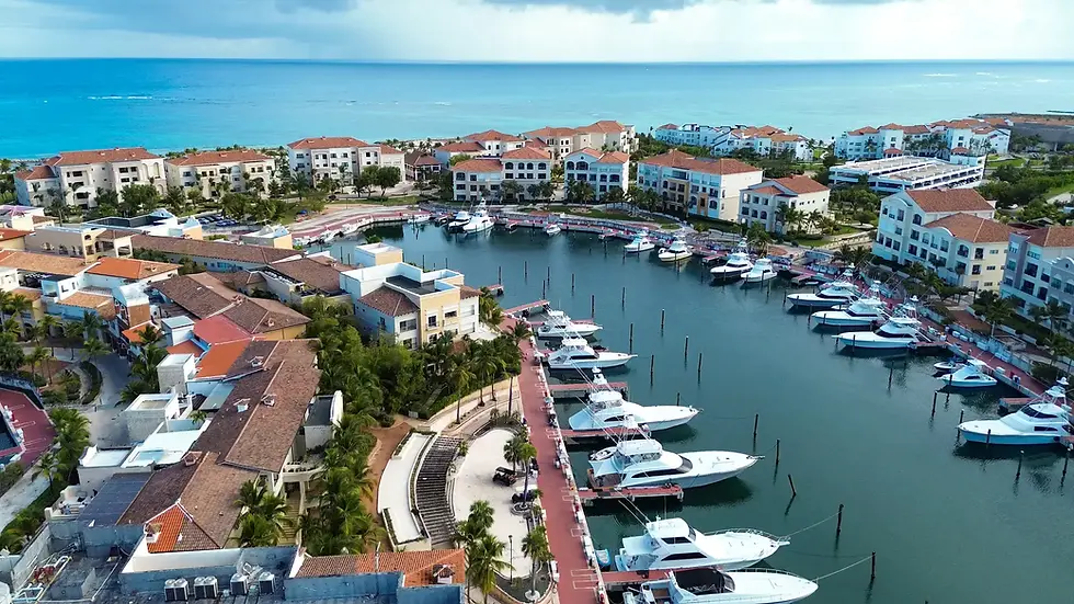 Marina Cap Cana con yates de lujo y entorno náutico exclusivo en República Dominicana