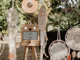 Rendez vos soirées inoubliables grâce aux photos instantanées ! Que ce soit un mariage, un anniversaire ou une soirée d’entreprise, elles capturent les rires, les émotions et les moments spontanés. Installez un coin photo fun, proposez des accessoires décalés et laissez vos invités repartir avec des souvenirs tangibles. Le petit détail qui transforme une fête en moment mémorable !