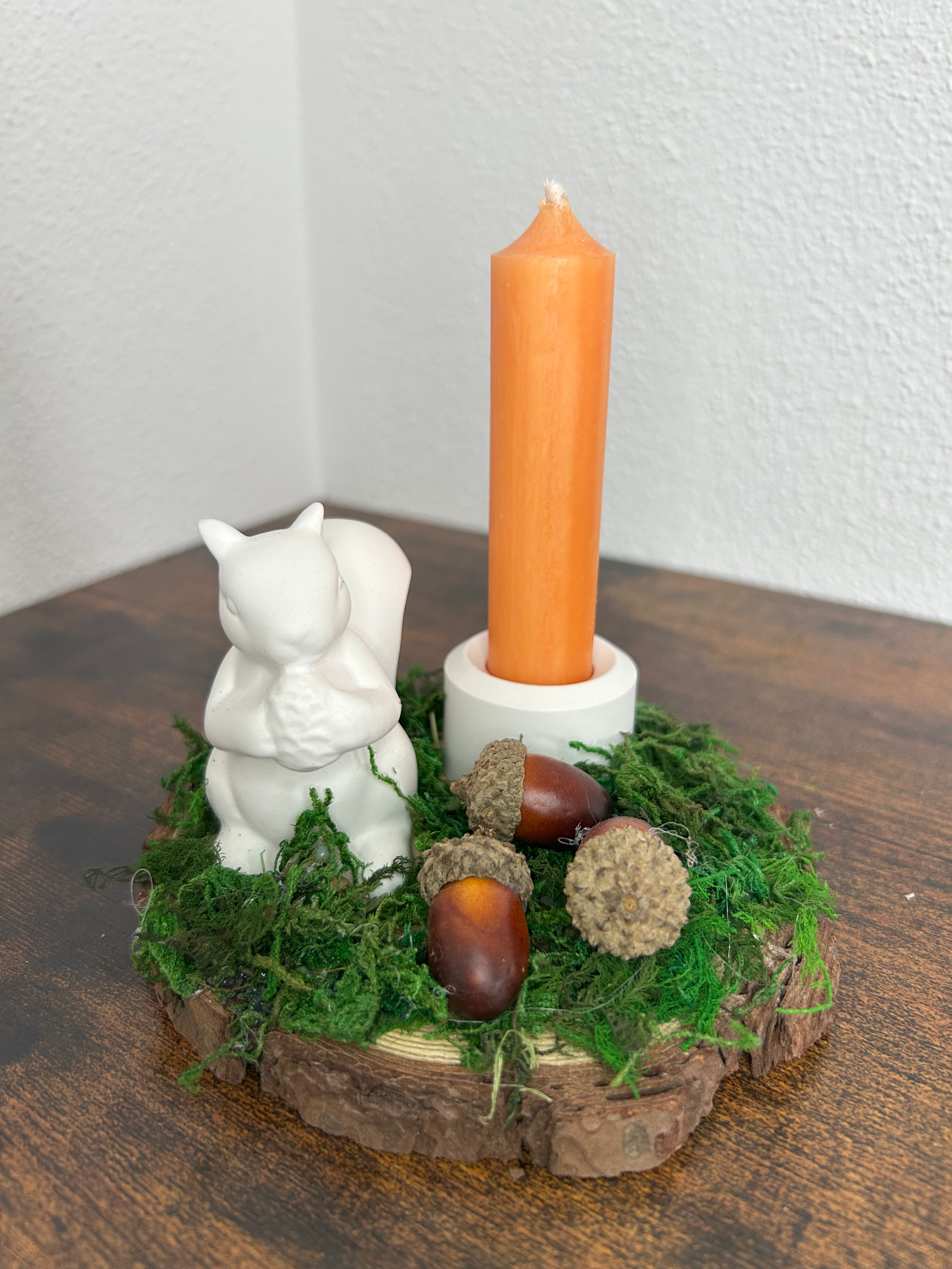 Herbstdeko auf Holzscheibe