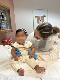 Fonoaudióloga infantil em hospital com bebê em avaliação