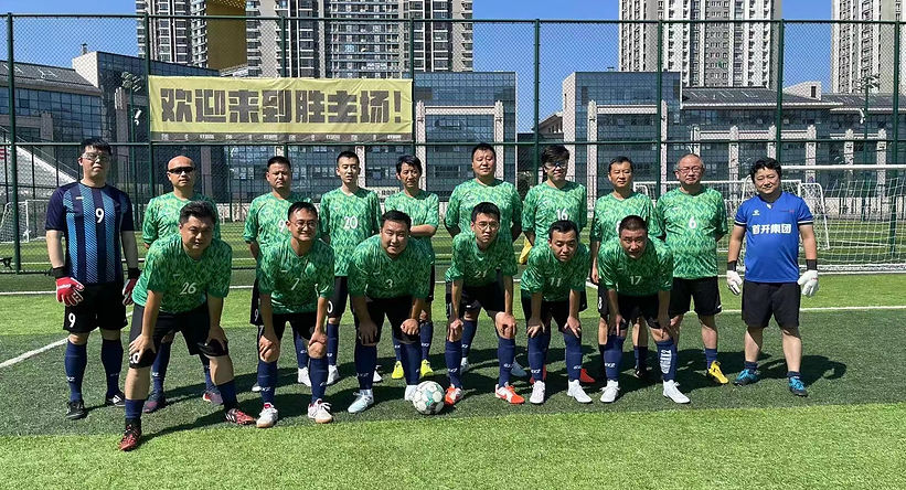 サッカーをする少年