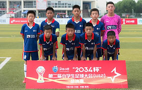 サッカーをする少年