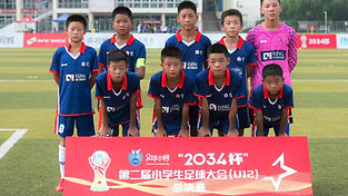 サッカーをする少年