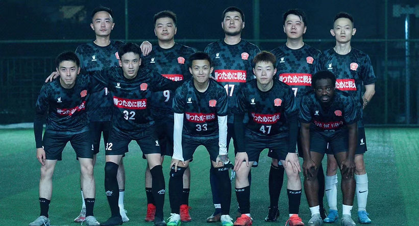 サッカーをする少年