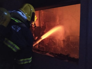 Chamas altas consumindo a serralheria