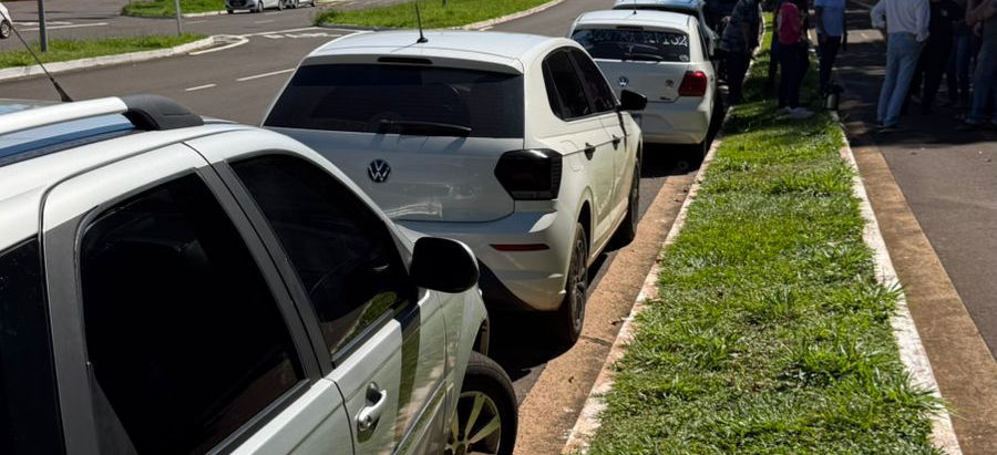 Motoristas e motoentregadores se concentram na Avenida