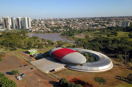 A imagem mostra uma vista aérea do Parque das Nações Indígenas, 