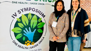 "Palco principal do IV Symposium One Health na UCDB, em Campo Grande, com palestrantes debatendo sobre saúde integrada."