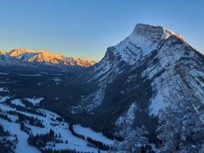 Discover the 12 best Banff photo locations for engagement, couples, family and vacation photography. From Moraine Lake and Lake Louise to Peyto Lake and Two Jack Lake, explore the most beautiful places for photos in the Canadian Rockies.
