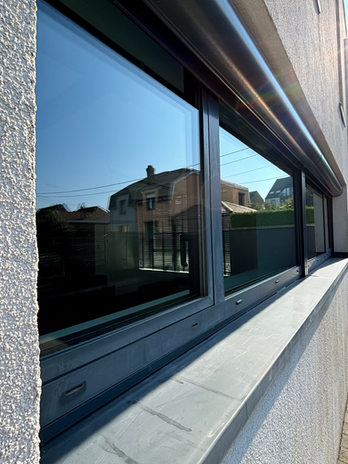 Nettoyage des vitres d'une maison à Lillois par un laveur de de vitres professionnel de Genappe.